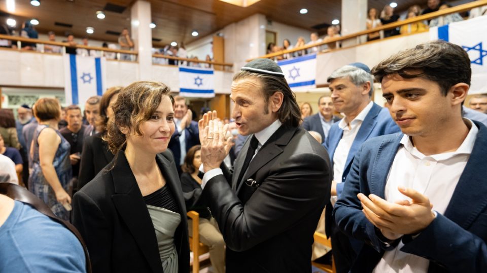Ayuzo jedzie do Polski, aby wziąć udział w nabożeństwie żałobnym ofiar Holokaustu w Auschwitz