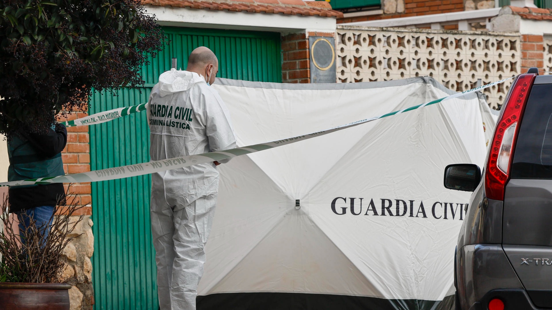 La Guardia Civil trabajando en el lugar donde se han hallado los cuerpos de tres hermanos. (EFE)