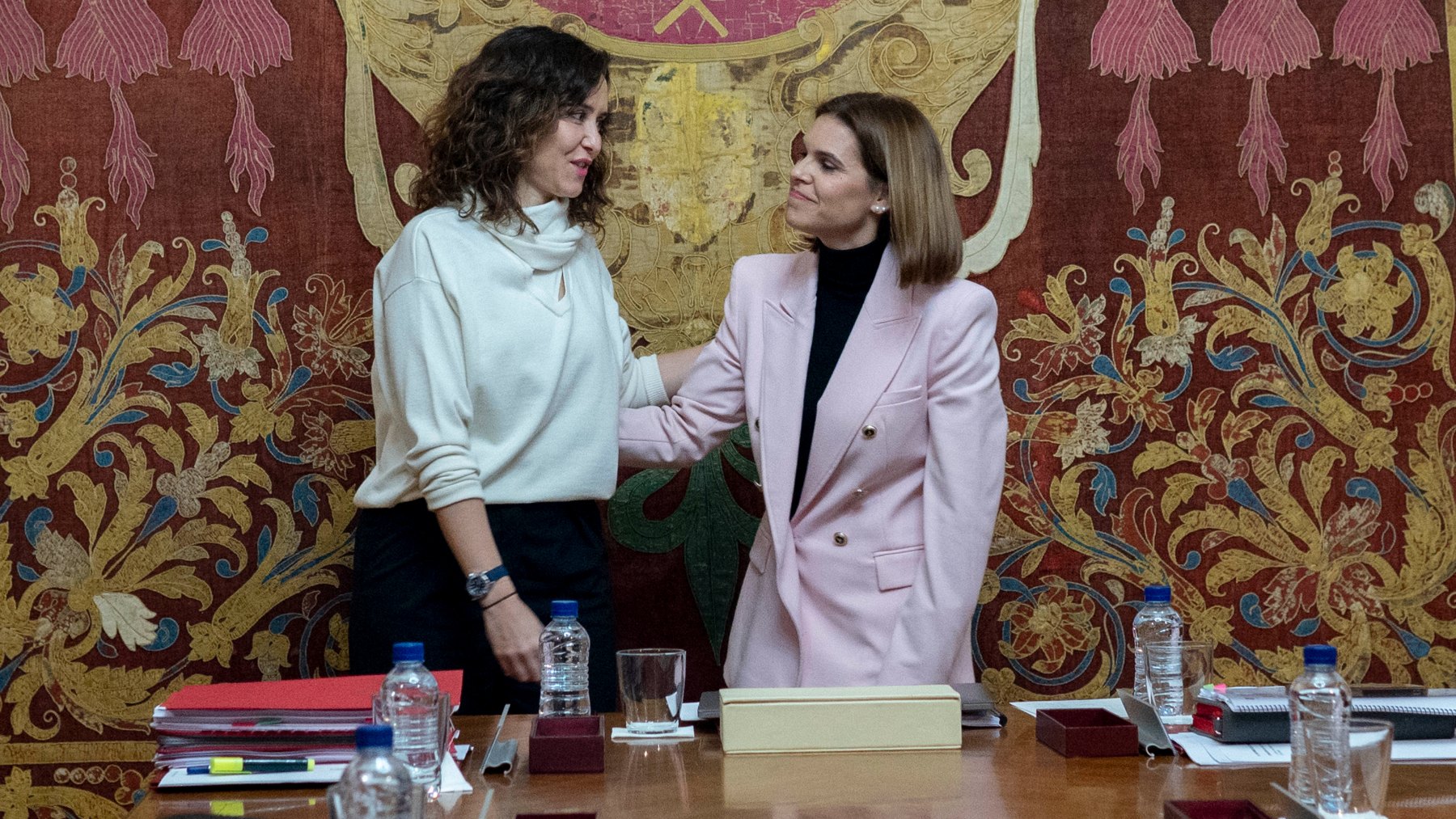 La alcaldesa de Alcalá de Henares, Judith Piquet Flores junto a Isabel Díaz Ayuso. (Foto: Ep)