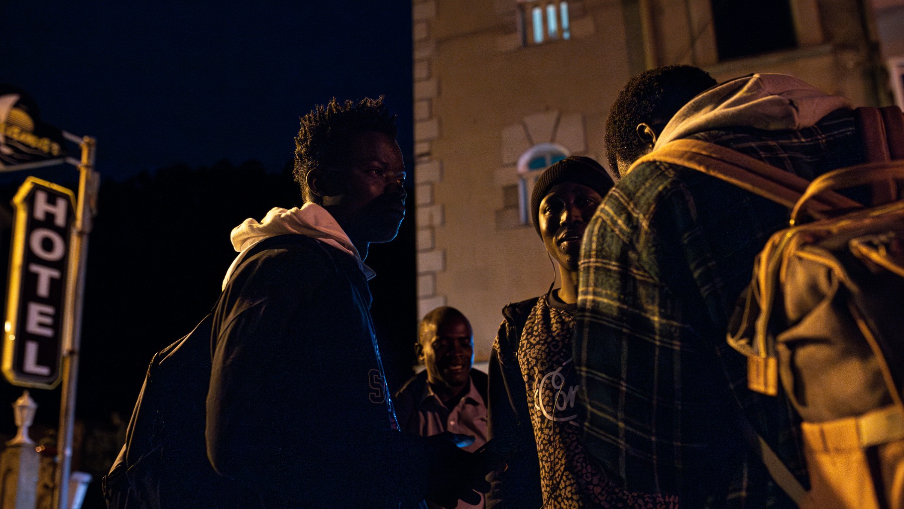 Inmigrantes ilegales en un hotel de Sangenjo antes de ser llevado a Alcalá de Henares (Madrid). (Foto: EP)