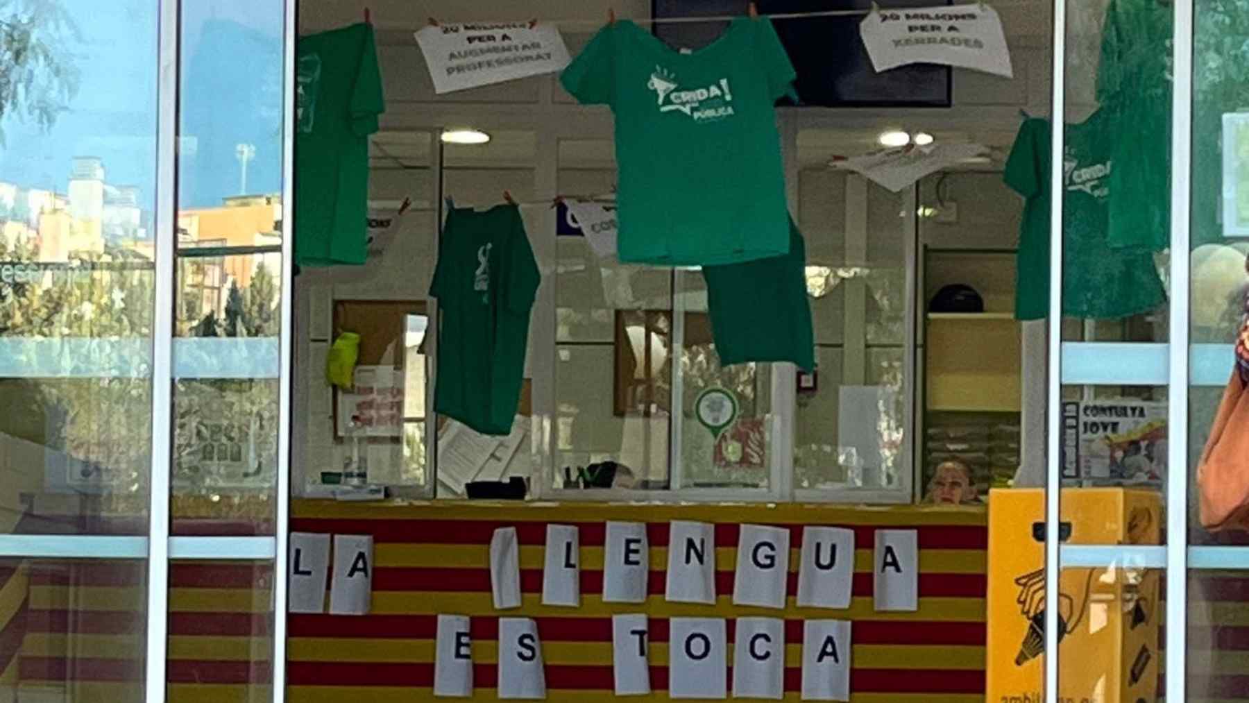 Pancartas y camisetas contrarias a la libre elección de lengua en el IES Pau Casesnoves de Inca.
