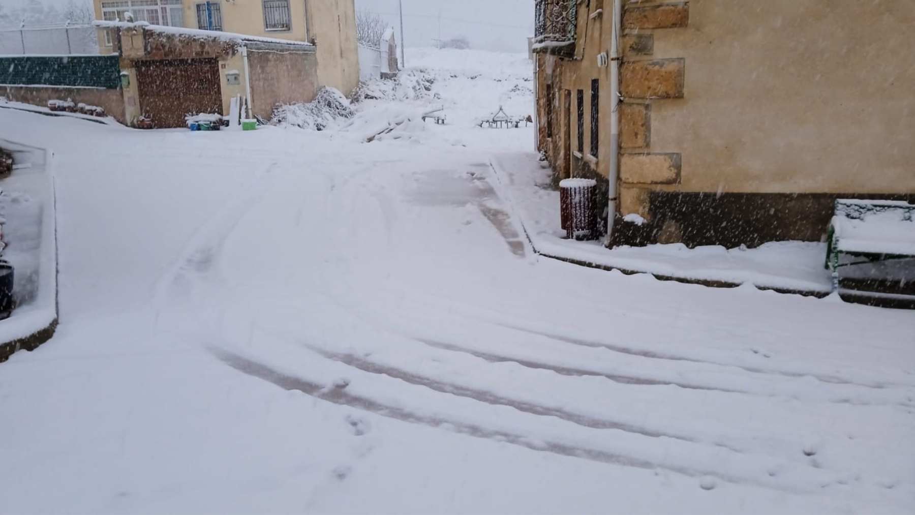 La nieve empieza a hacer impracticables algunas calles