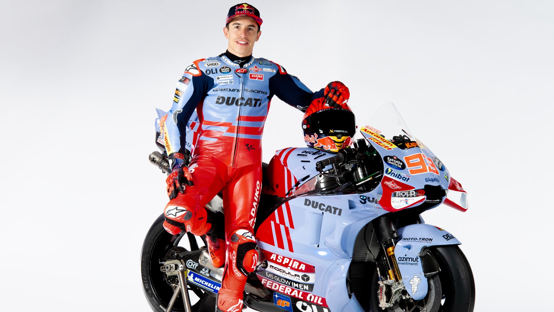 Marc Márquez posa junto a la Ducati Desmosedici GP23. (MotoGP)