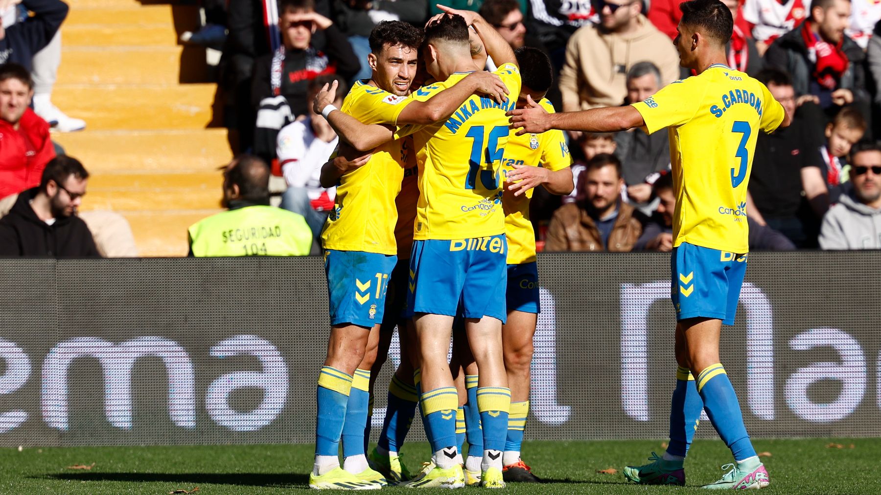 Las Palmas celebra un gol contra el Rayo Vallecano. (EFE)