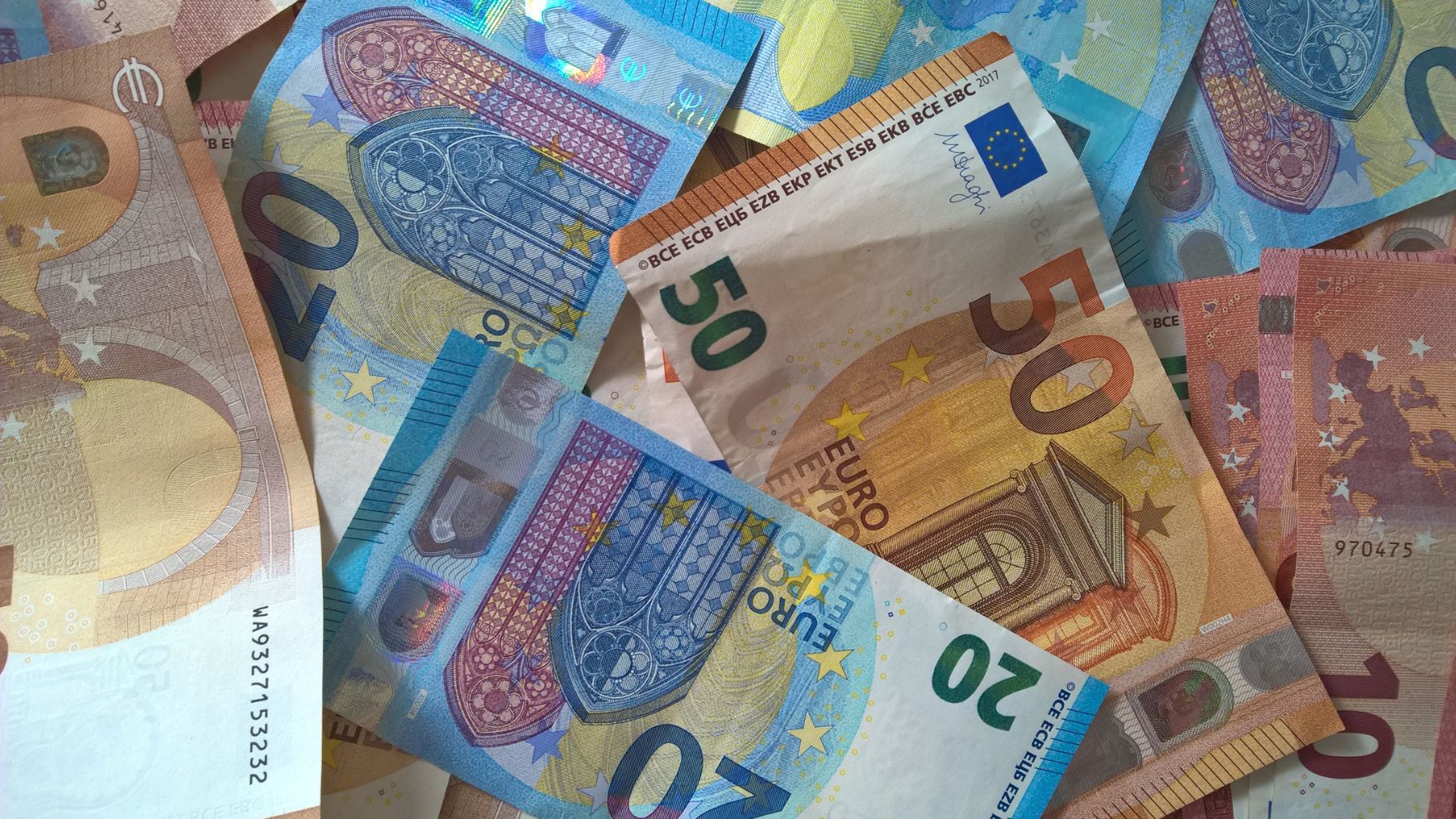 3 claves para detectar los billetes falsos de 5 euros