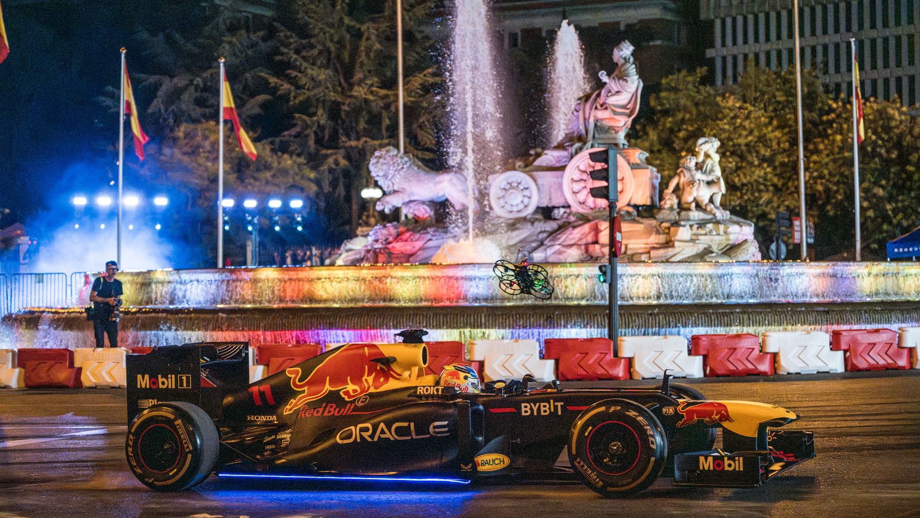 Exhibición de Red Bull por las calles de Madrid. (Europa Press)