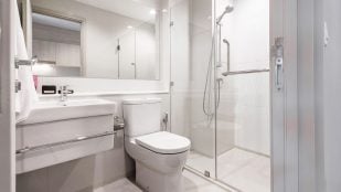 Es sencillo y eficaz: el truco del papel aluminio con el que tu baño siempre estará reluciente