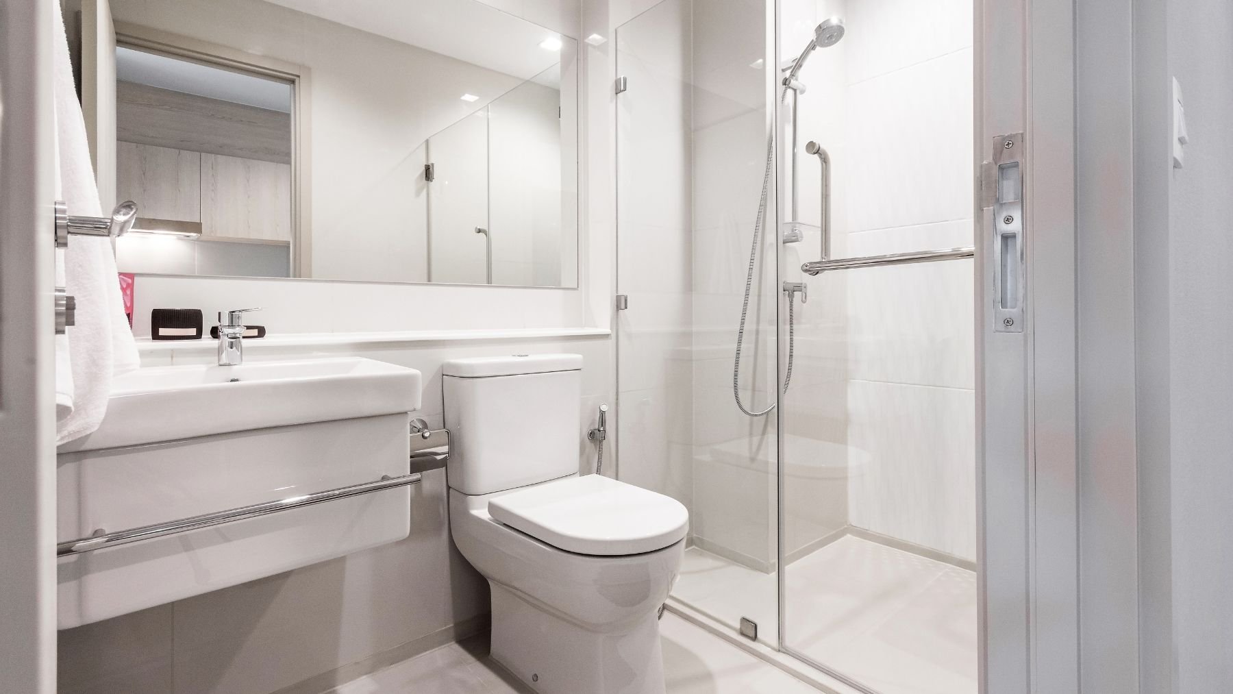 Es sencillo y eficaz: el truco del papel aluminio con el que tu baño siempre estará reluciente
