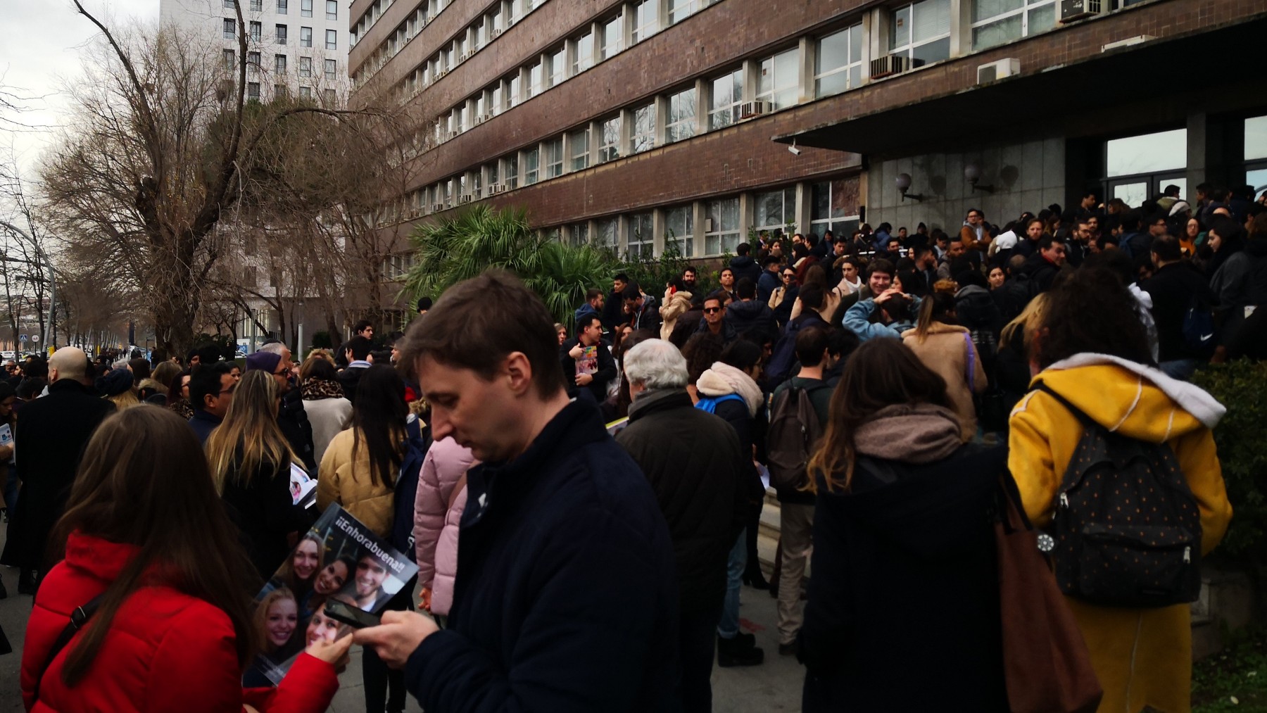 Personas esperando para el examen del MIR en la Facultad de Física de la UB.