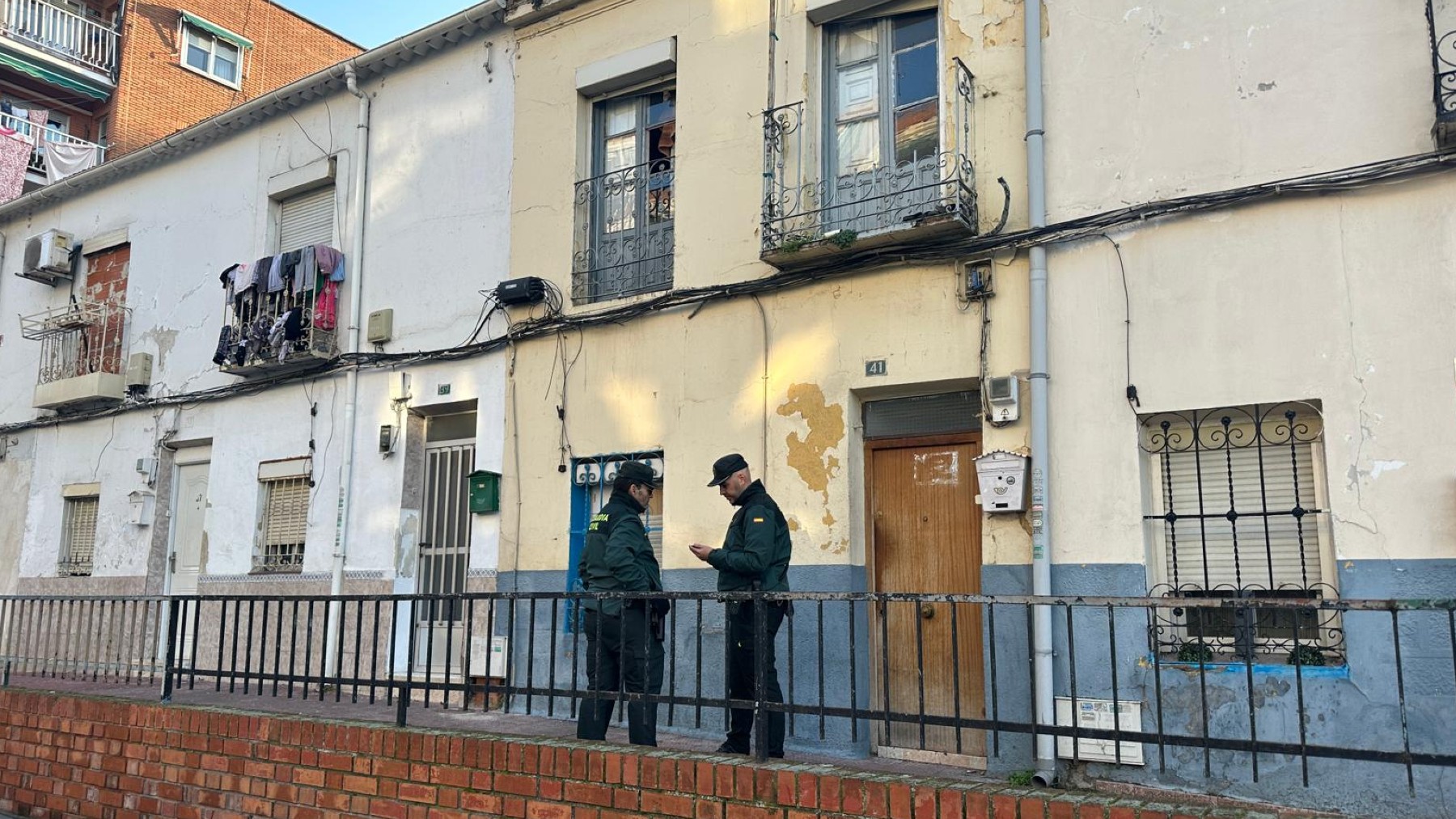 La Guardia Civil durante el registro de la vivienda del asesino en Arganda del Rey (Madrid).