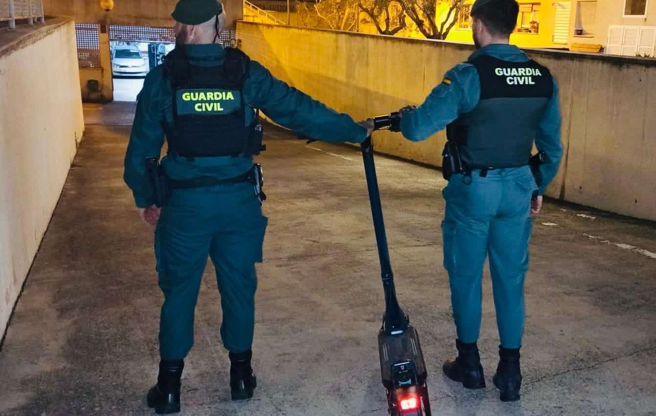 Agentes de la Guardia Civil con uno de los patinetes sustraídos. GUARDIA CIVIL