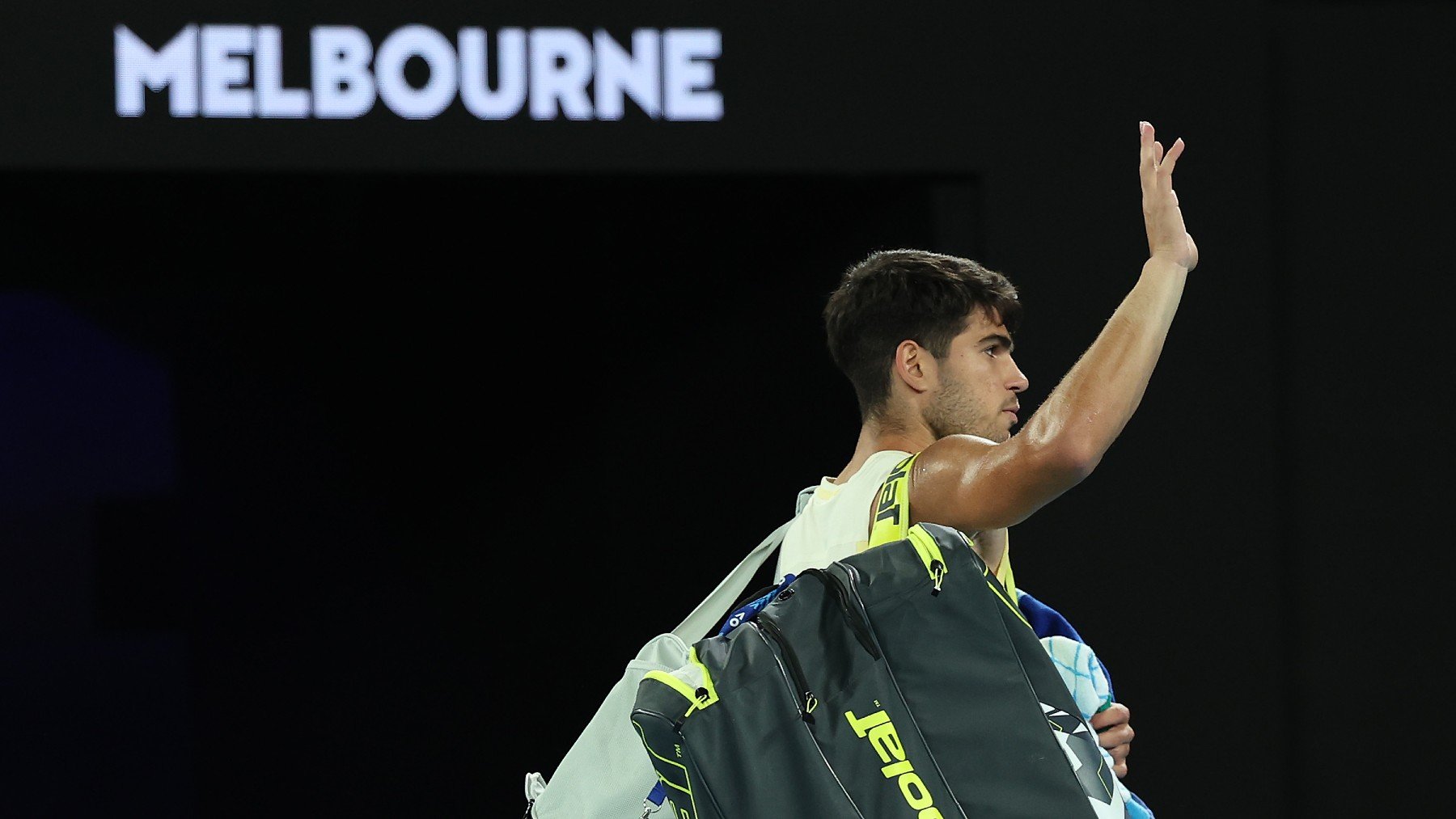 Carlos Alcaraz se despide del público del Open de Australia. (Getty)