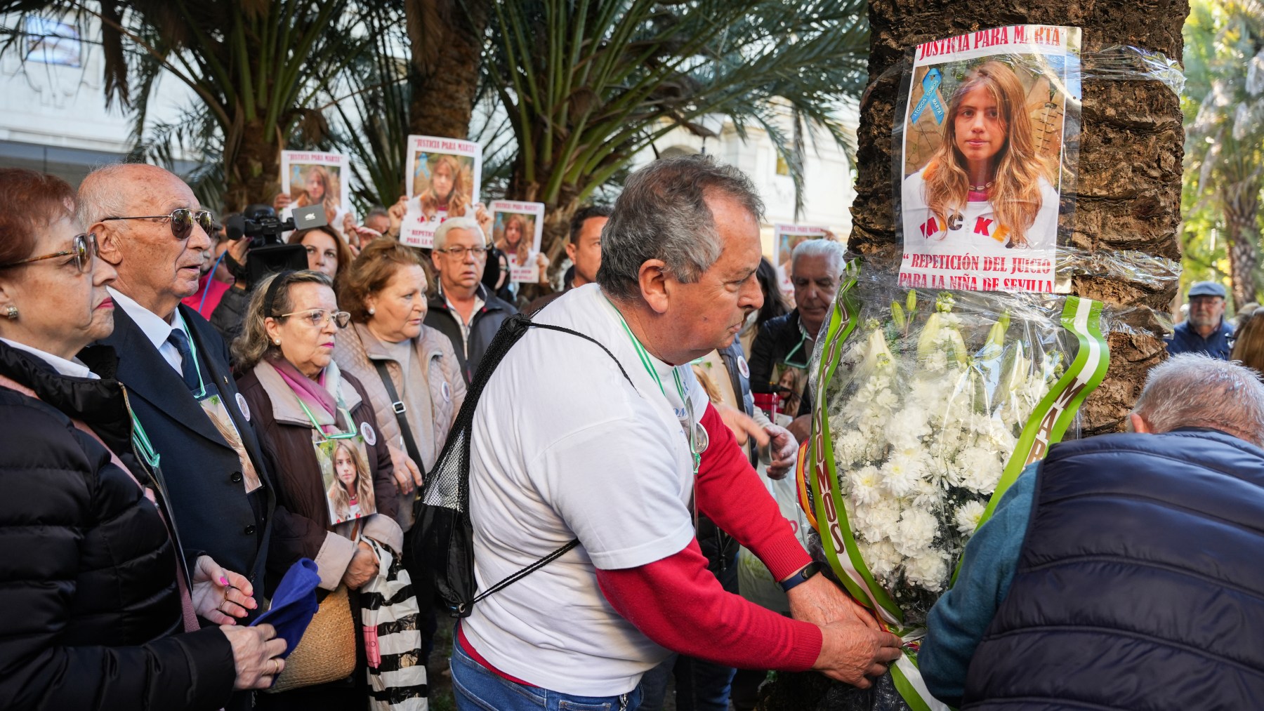 José Antonio Casanova (2i), abuelo de Marta, en la ofrenda floral ante los juzgados de Sevilla (EUROPA PRESS).