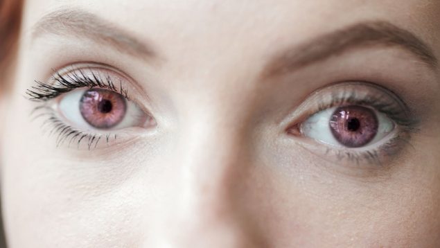 Síndrome de Alejandría: ¿es verdad que estas mujeres de ojos violetas son más longevas, no se queman ni menstrúan?