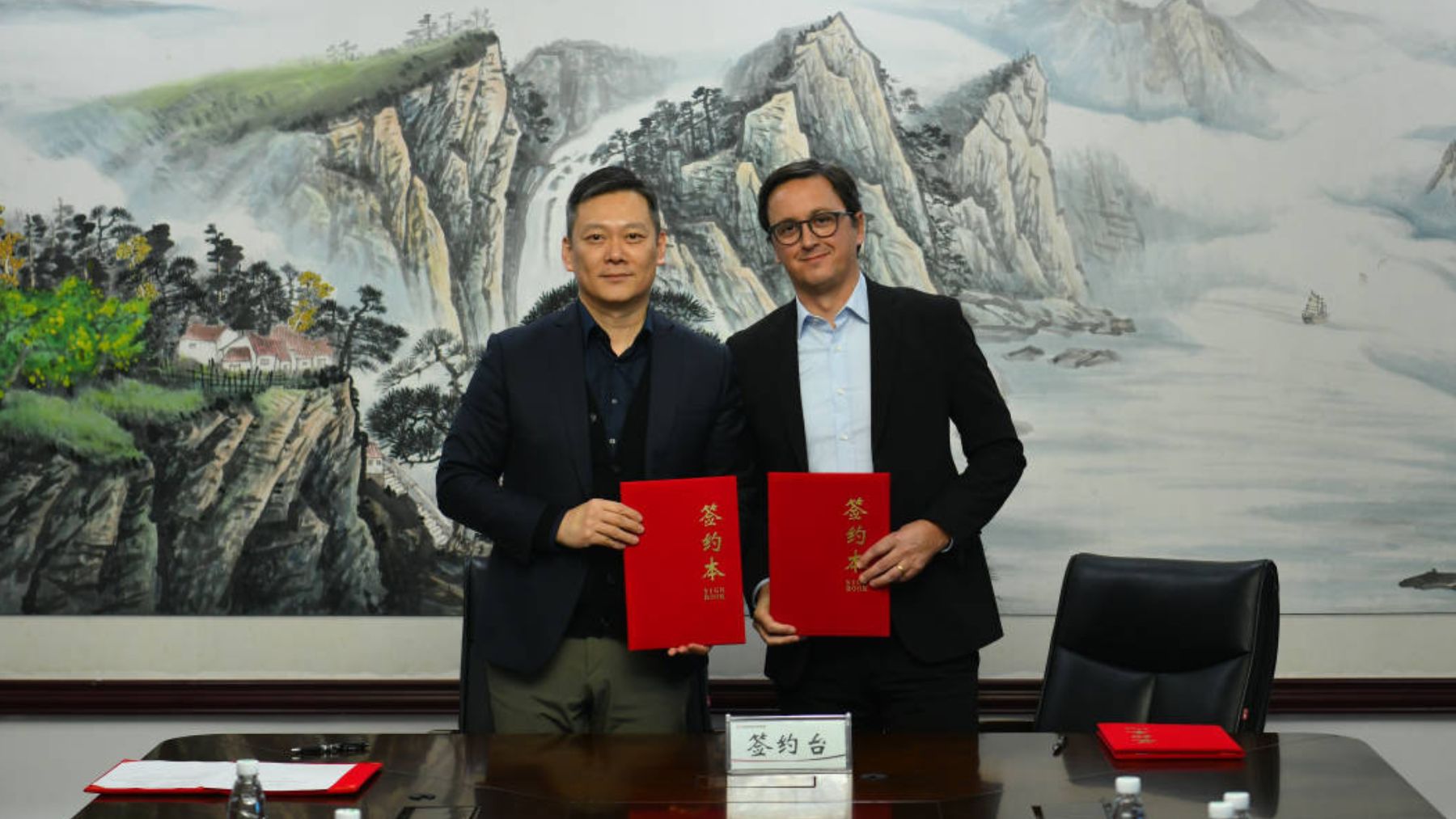 MA Lei, Managing Director de Dongfeng Overseas, y Sergio Ribeiro, Salvador Caetano Auto’s Executive Board Member & CEO de Global Automotive Distribution.