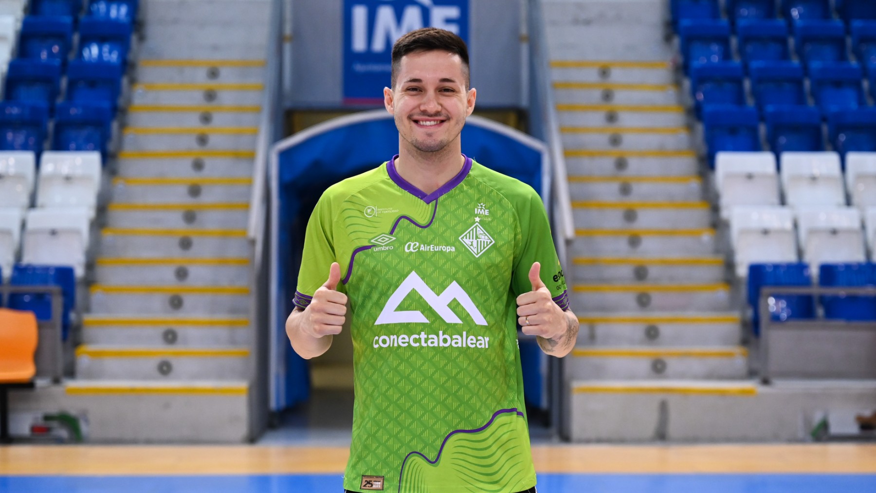 Ernesto posa en Son Moix con la camiseta del Mallorca Palma Futsal (1)