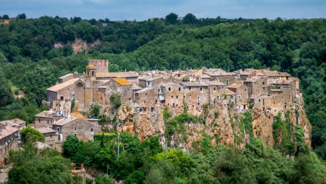 Este pueblo milenario está en lo alto de una montaña y es el destino menos conocido de Italia