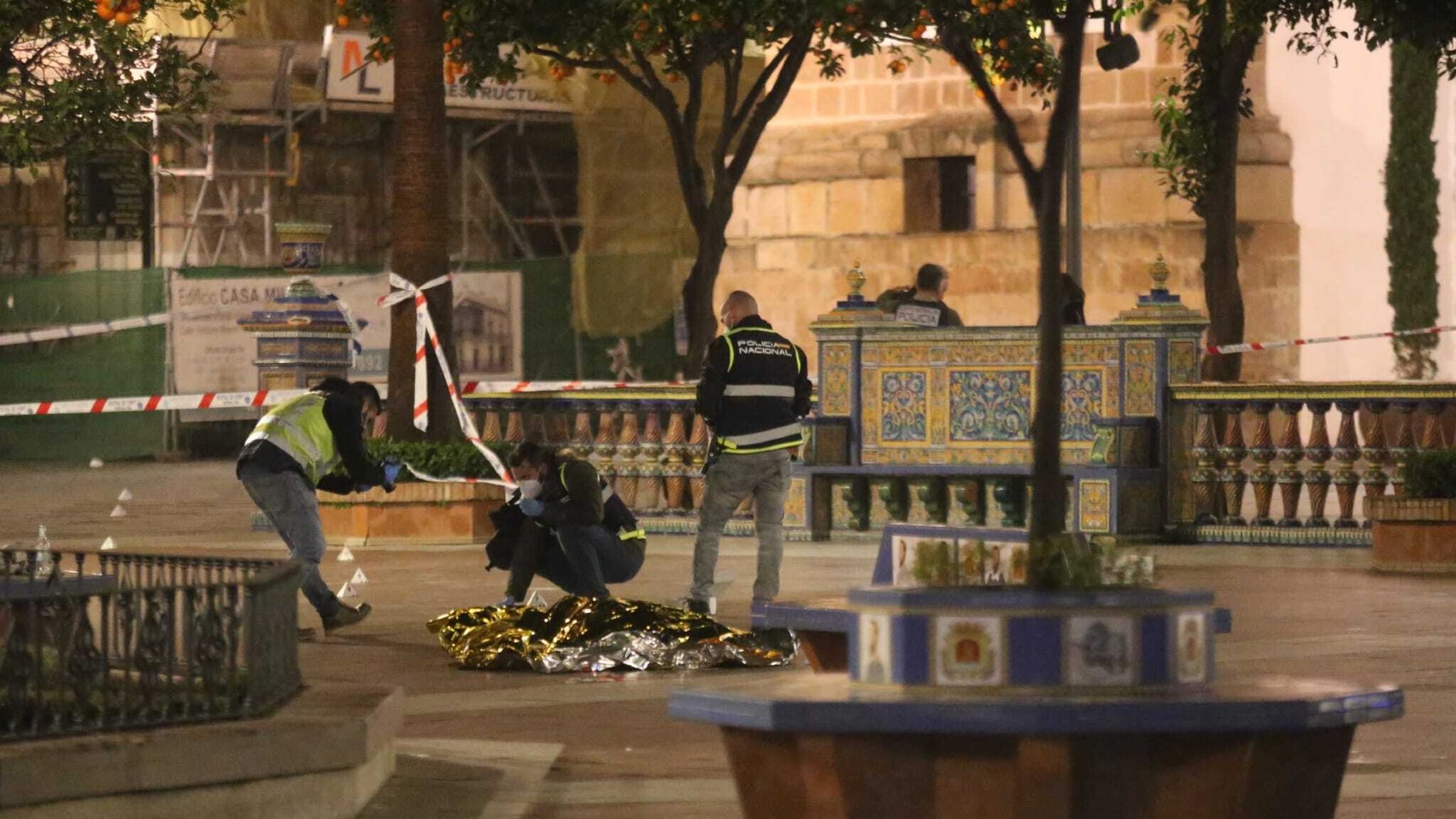 Efectivos sanitarios y policiales cubren el cadáver del sacristán asesinado en el ataque yihadista de Algeciras (EP).