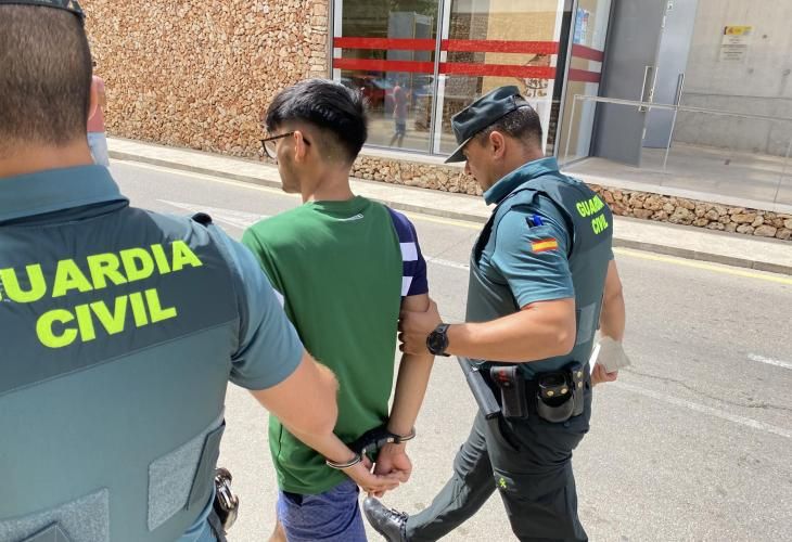 El joven británico Atilya Verma arrestado en Menorca por la Guardia Civil.