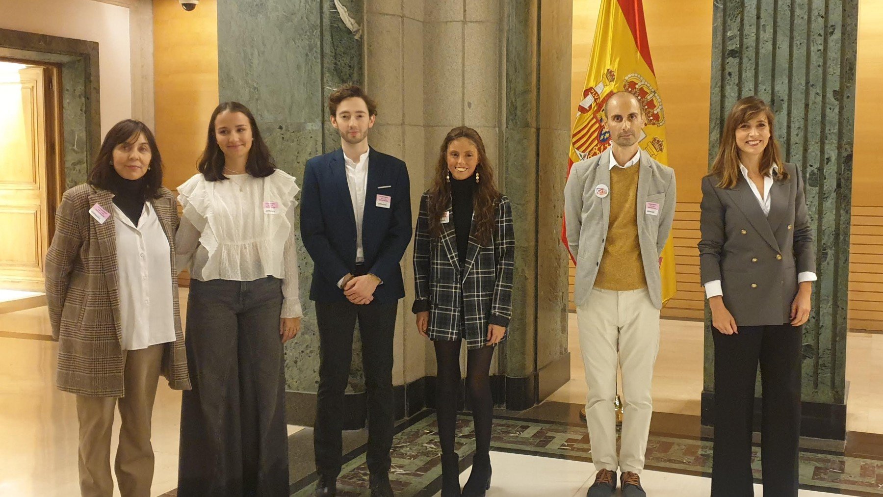 El paciente oncológico, Fran Barreto (segundo por la derecha) en una reunión en el Congreso de los Diputados.