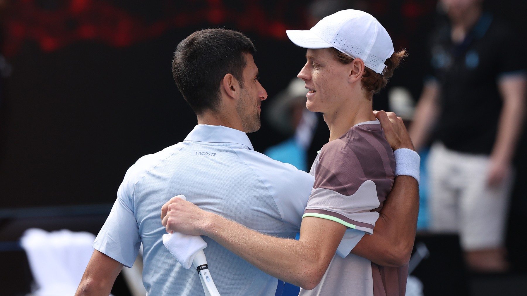 Novak Djokovic y Jannik Sinner, al acabar el partido. (Getty)