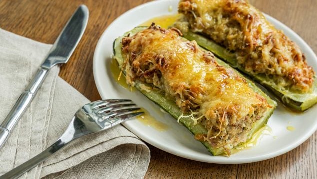 Pencas de acelgas rellenas de carne picada y gratinadas con queso mozzarella