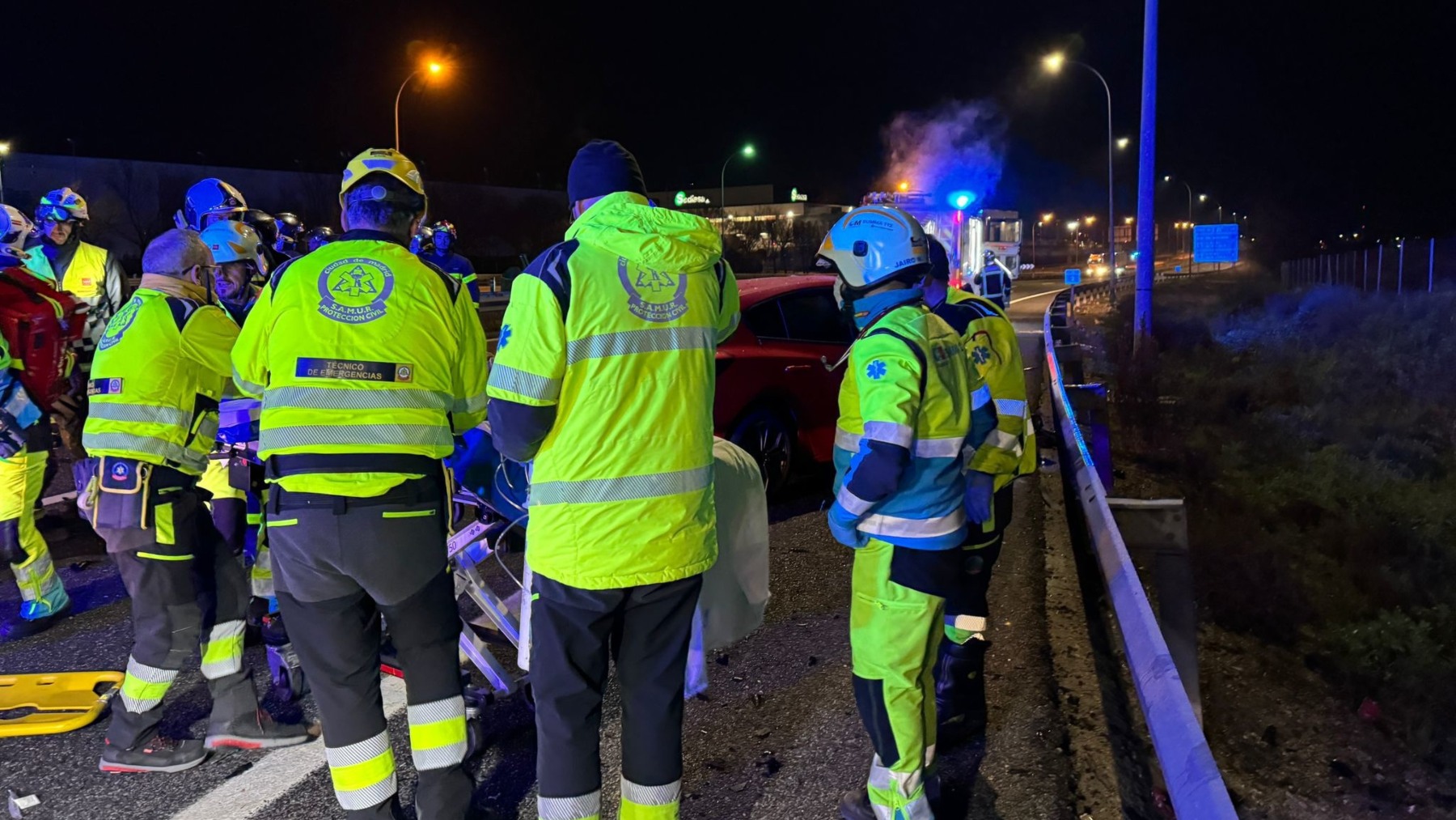 Servicios de emergencias en el lugar del accidente mortal.