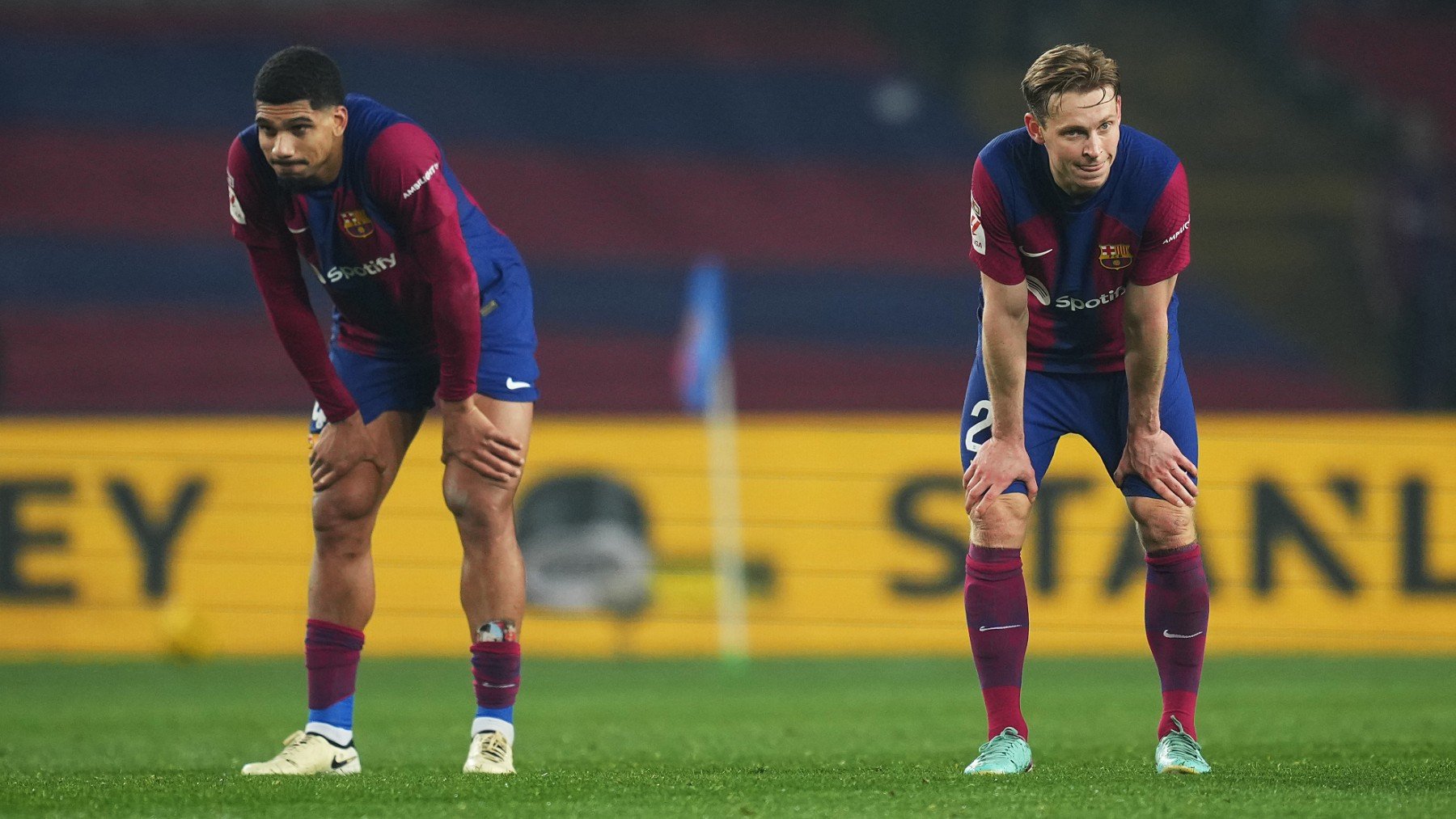 Araujo y De Jong, durante el partido contra el Villarreal. (Getty)