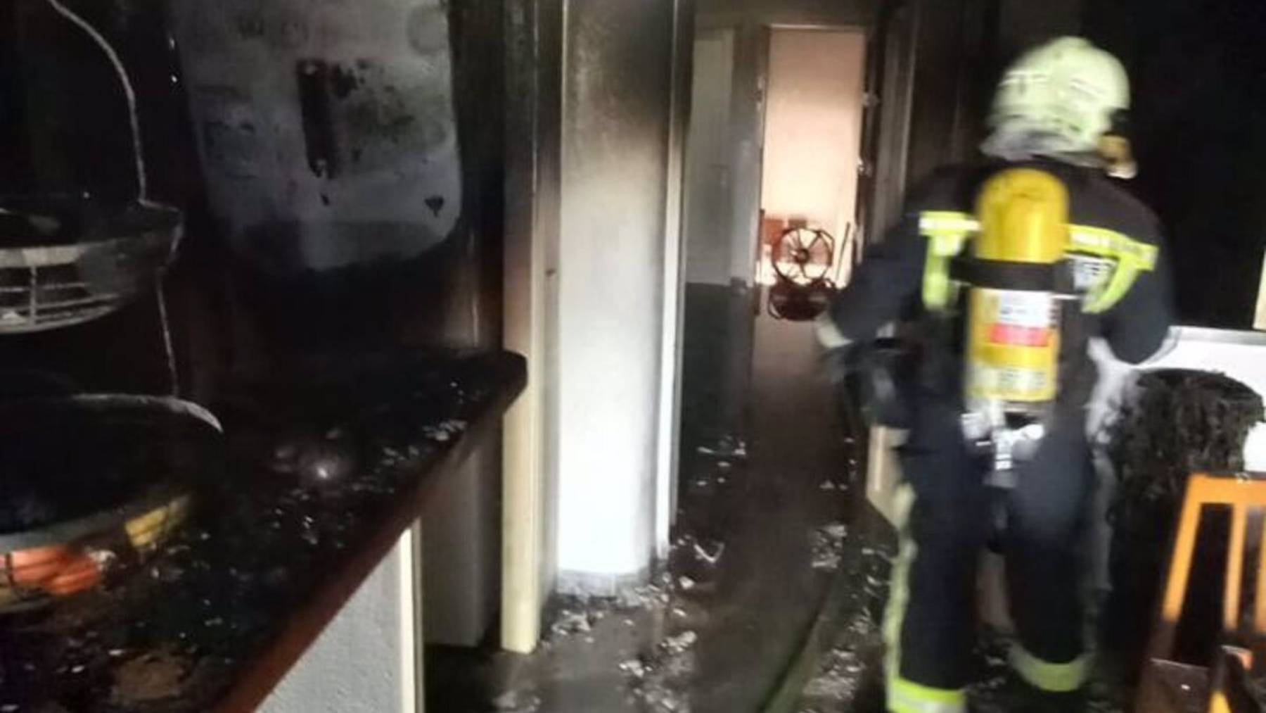 Un agente de los Bomberos de Mallorca actuando en el incendio de una vivienda.