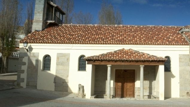 En España hay multitud de pueblos que se conocen por algún rasco peculiar, como el municipio con el nombre más corto o la localidad a la que solo se puede acceder desde Andorra. Ahora, hay que sumar a la lista este pueblo madrileño que tiene una pequeña parte que pertenece a Castilla y León: Santa María de la Alameda. Ubicado a 70 kilómetros de la capital, a los pies de la sierra de Guadarrama.