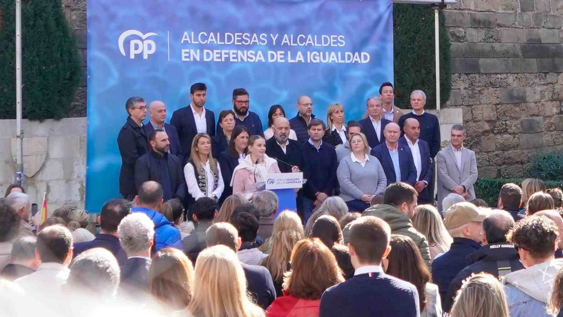 Alcaldes del PP en Baleares con la presidenta del Govern, Marga Prohens.