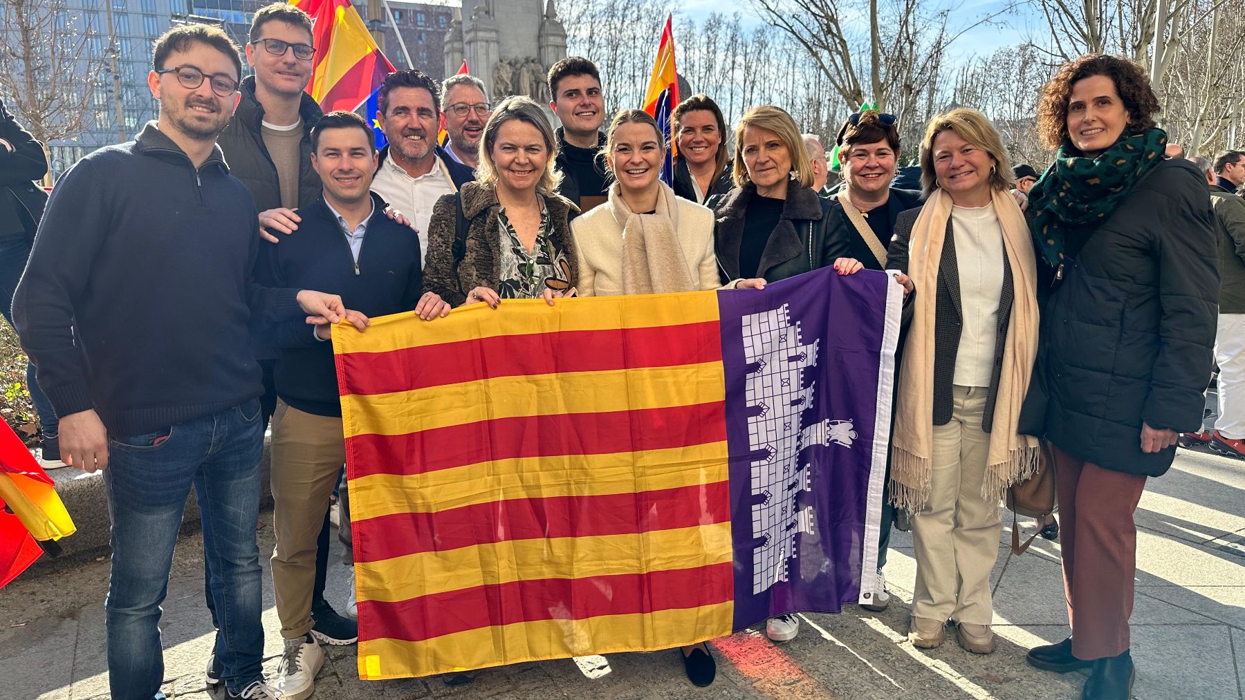 Marga Prohens y diversos representantes del PP de Baleares en la concentración contra la amnistía celebrada en Madrid.
