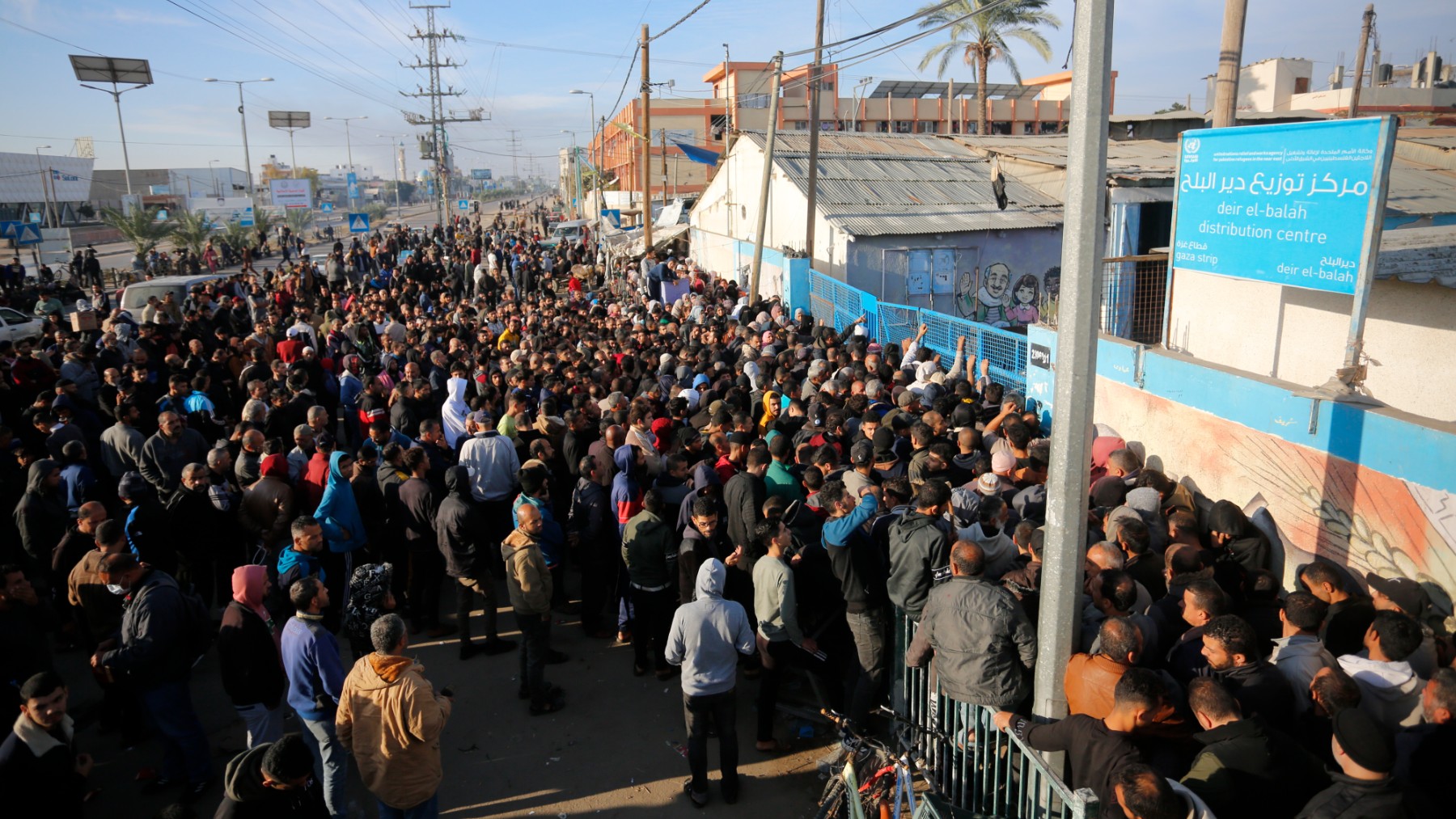 Palestinos se agolpan en Deir Al Balah, Gaza, para recibir ayuda de la agencia de la ONU (Foto: Europa Press).