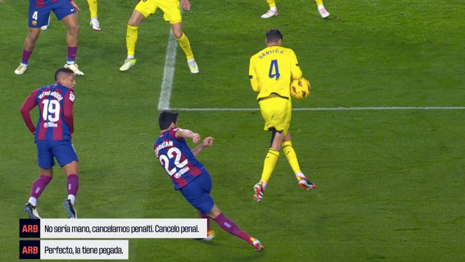Penalti revisado por el VAR en el Barcelona-Villarreal