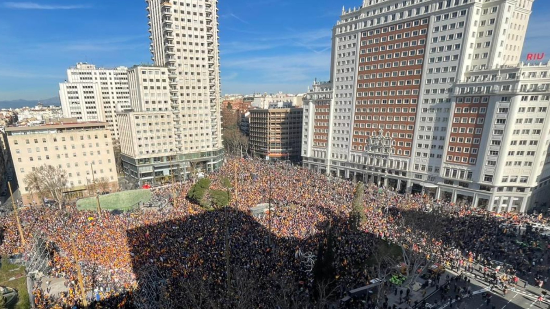 La Plaza de España abarrotada contra la amnistía de Sánchez (FOTO: Mariela Mensat).