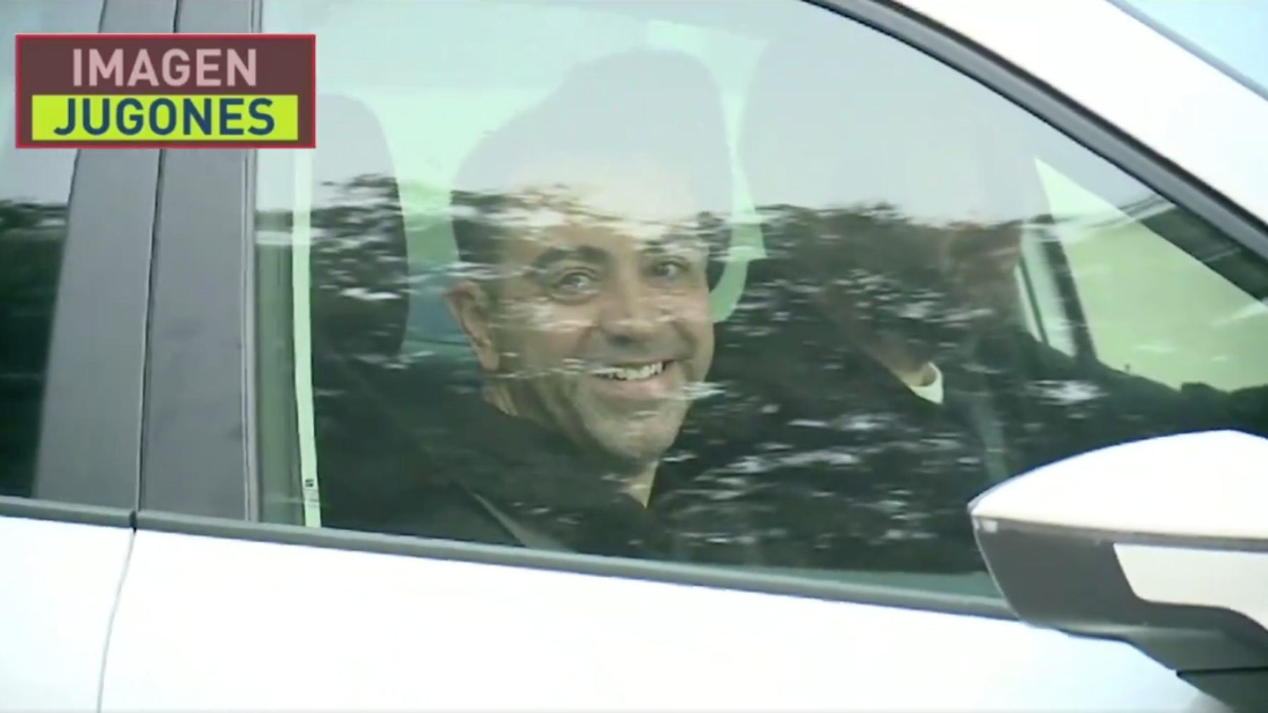 Xavi Hernández sonríe al llegar al entrenamiento. (@elchiringuitotv)