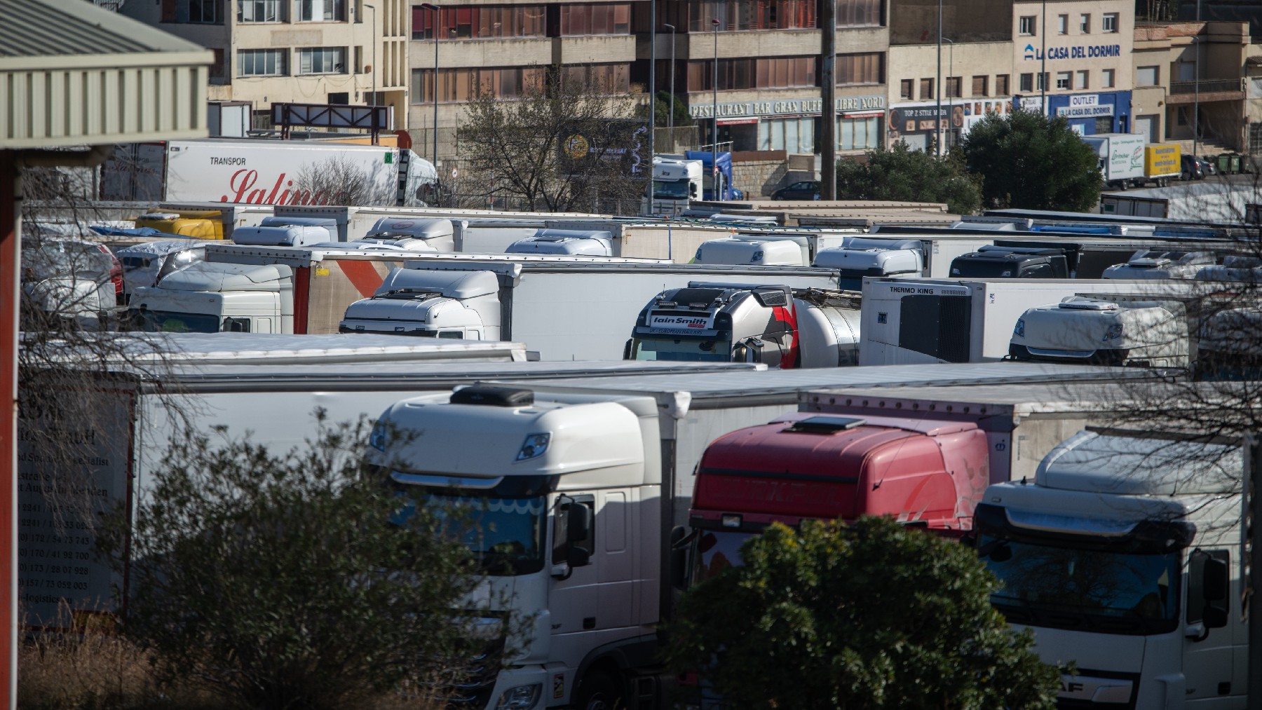 Camiones españoles parados en la frontera con Francia. (Foto: Europa Press).