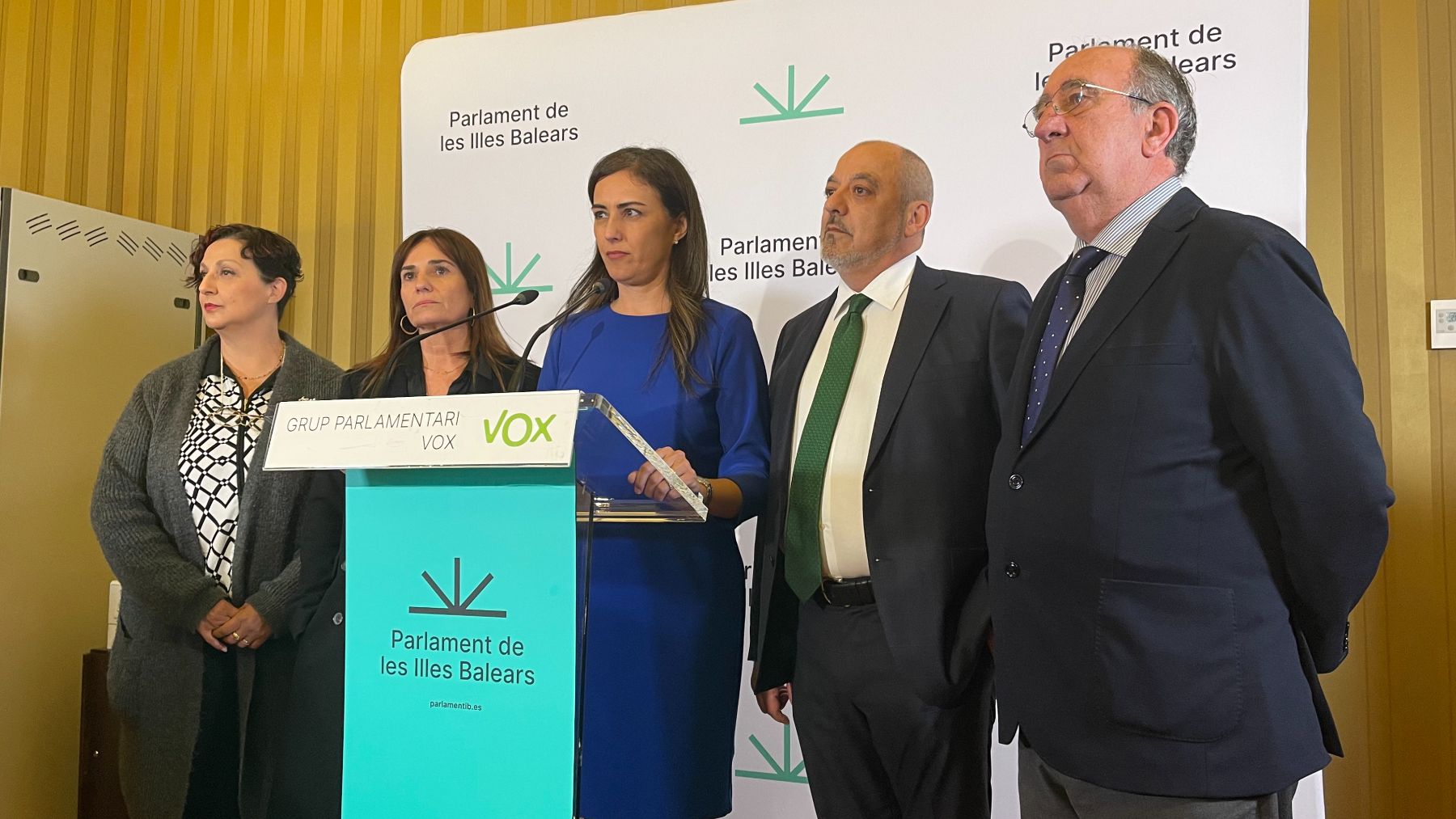 Idoia Ribas acompañada por diputados de Vox explica la expulsión de Gabriel Le Senne y Patricia de las Heras.