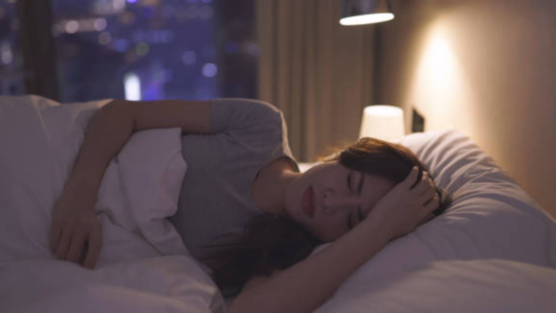 Descubre los riesgos de dormir con luz