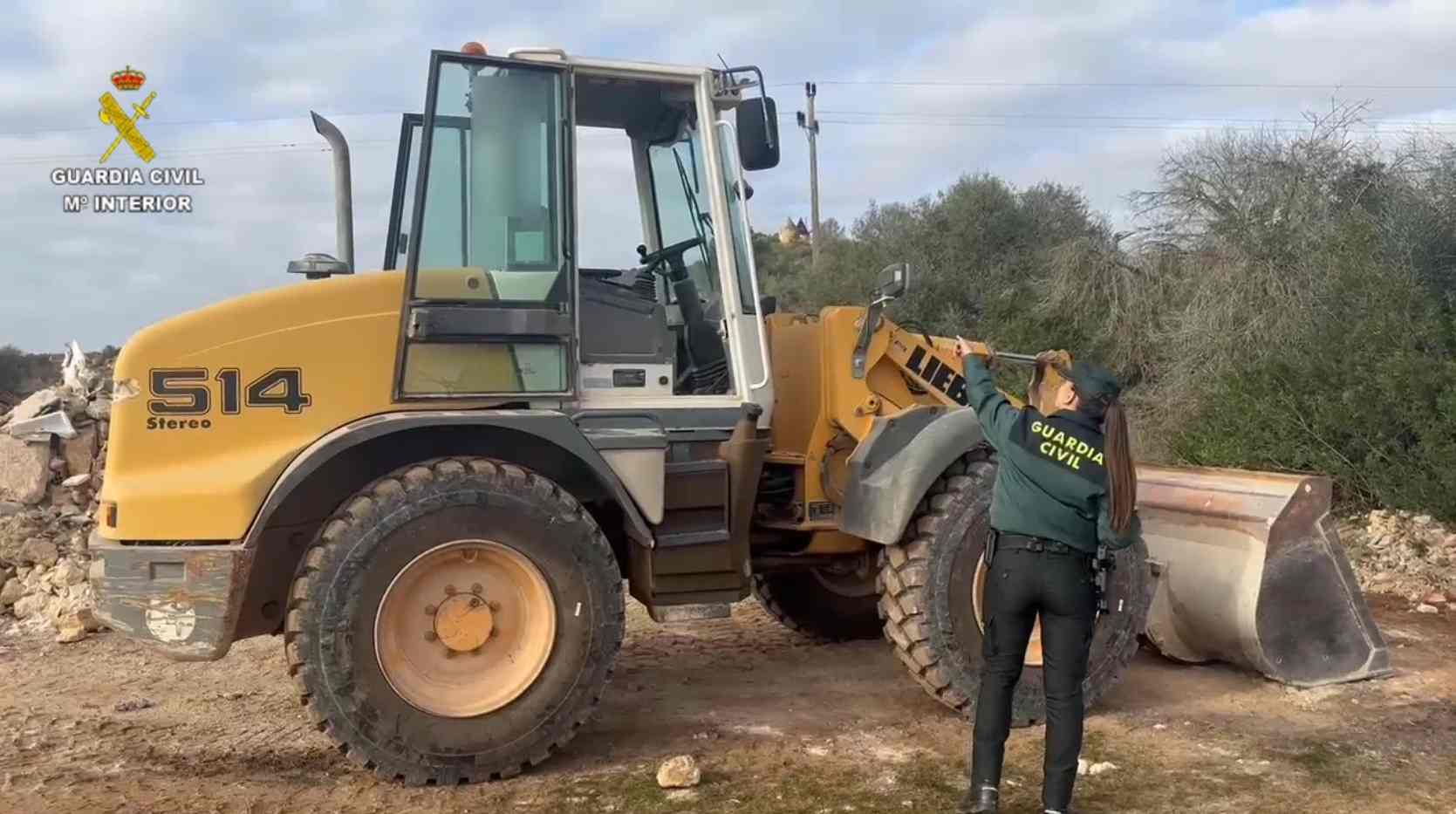 Excavadora que sustrajo el detenido en Santa Eugènia. GUARDIA CIVIL