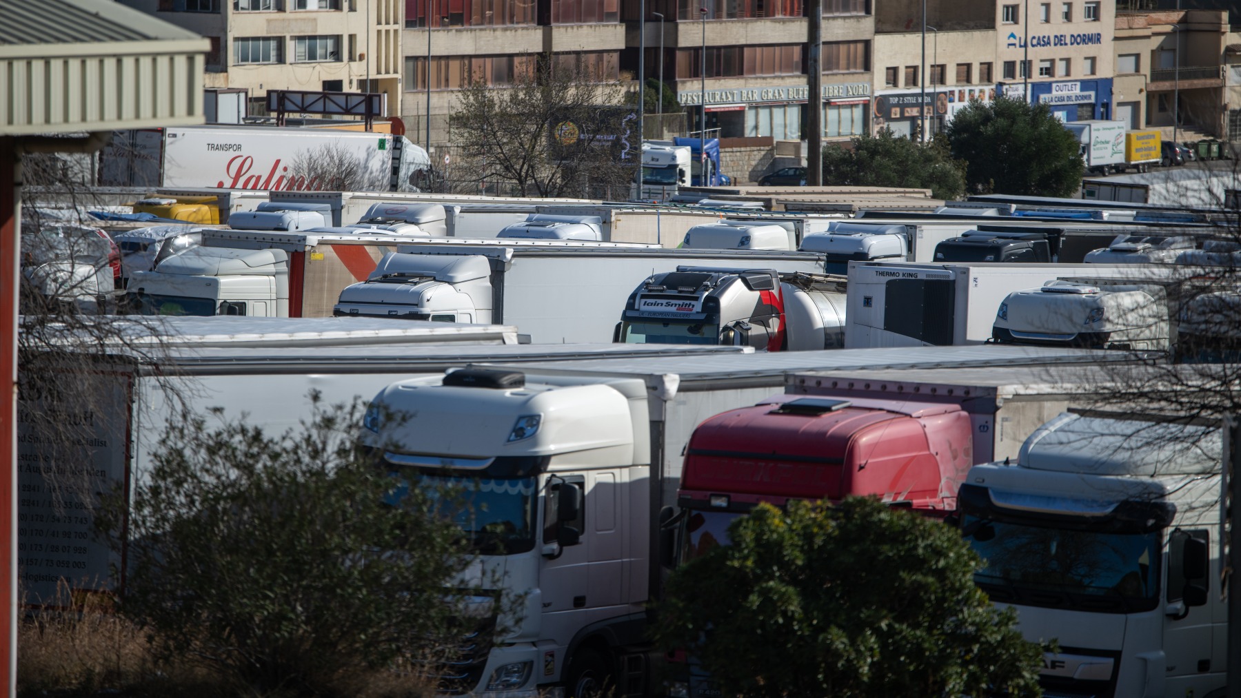 Camiones detenidos en La Jonquera, Girona, frontera entre Francia y España (EUROPA PRESS).