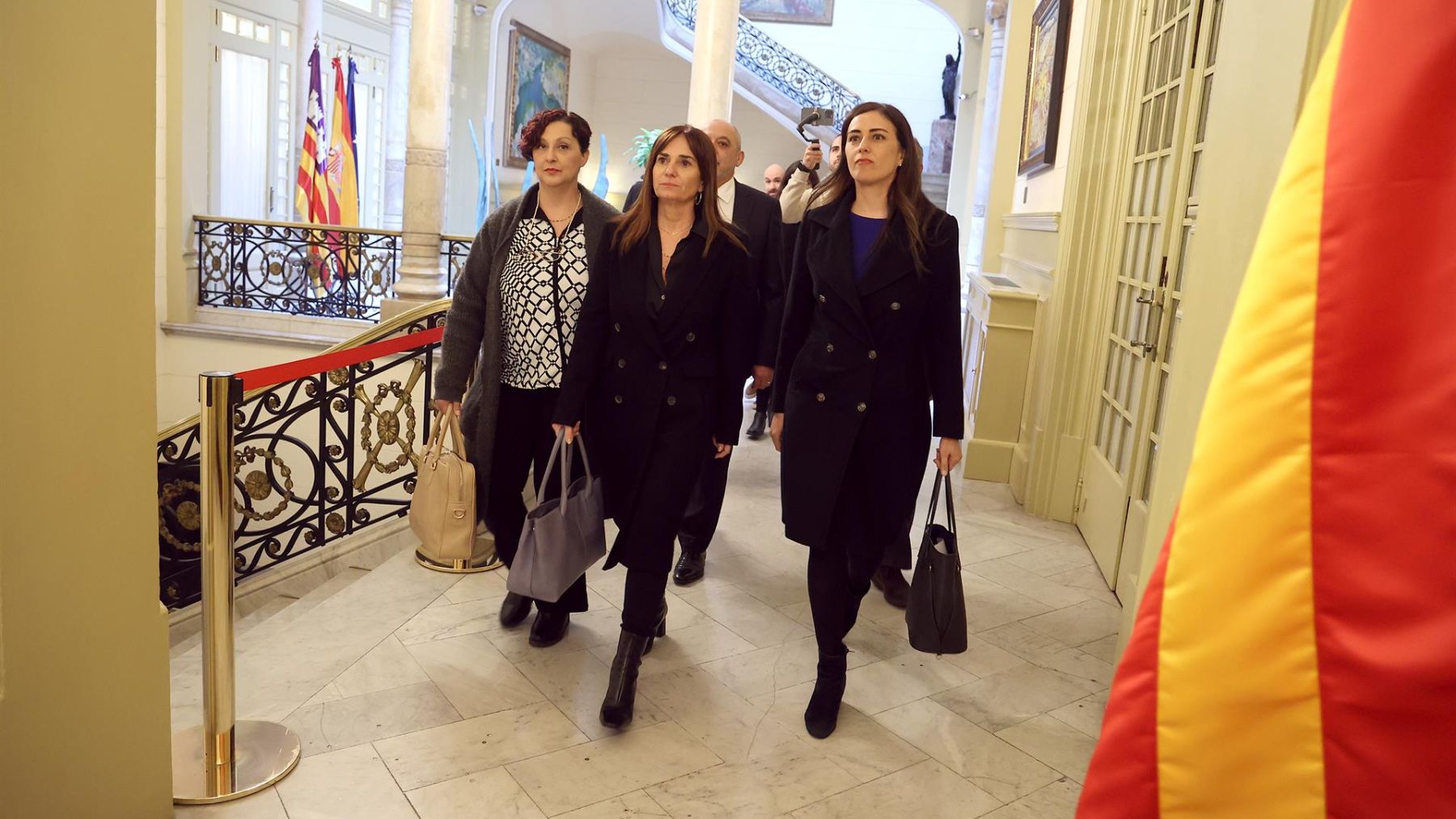 María José Verdú, Manuela Cañadas e Idoia Ribas en el Parlament.