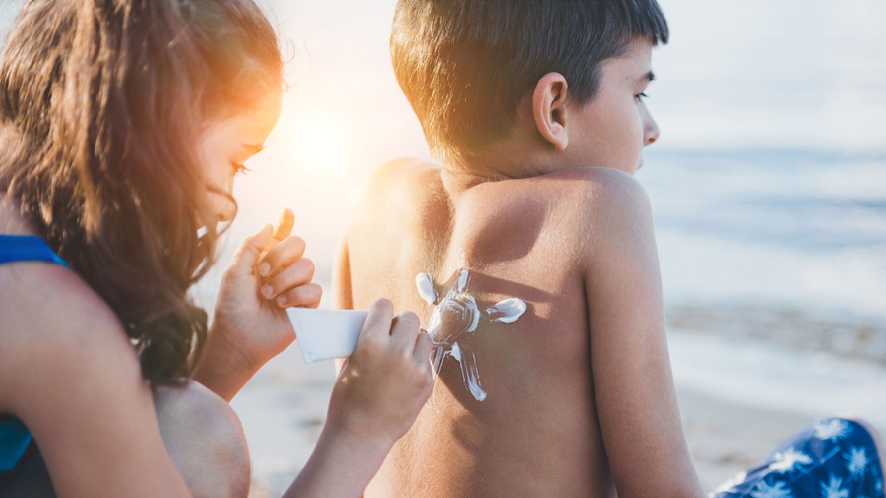 Los niños que están expuestos al aire libre deben utilizar siempre cremas con factor de protección solar.