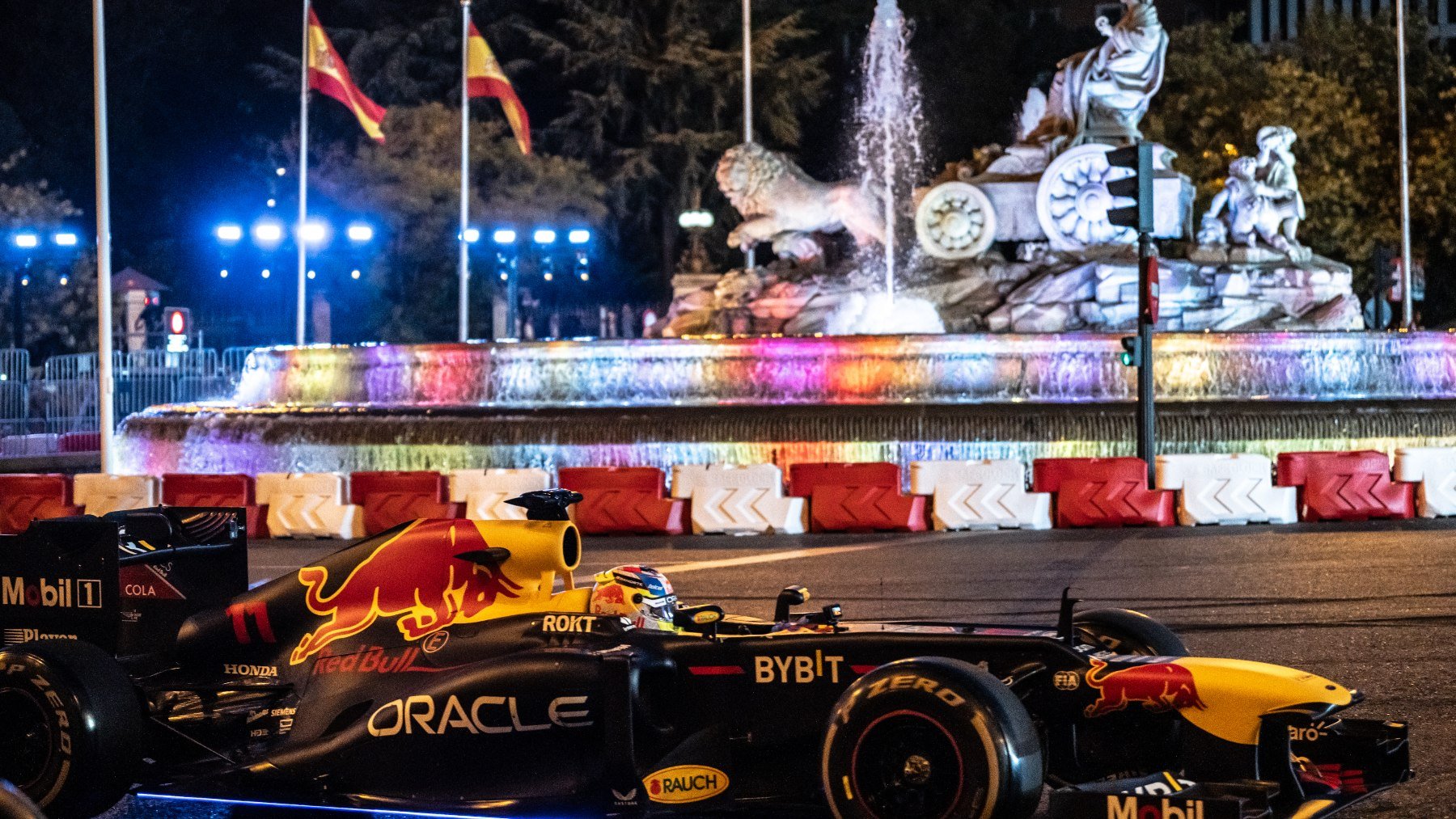 Vehículo de Fórmula 1 en la Plaza de Cibeles en Madrid (EP).