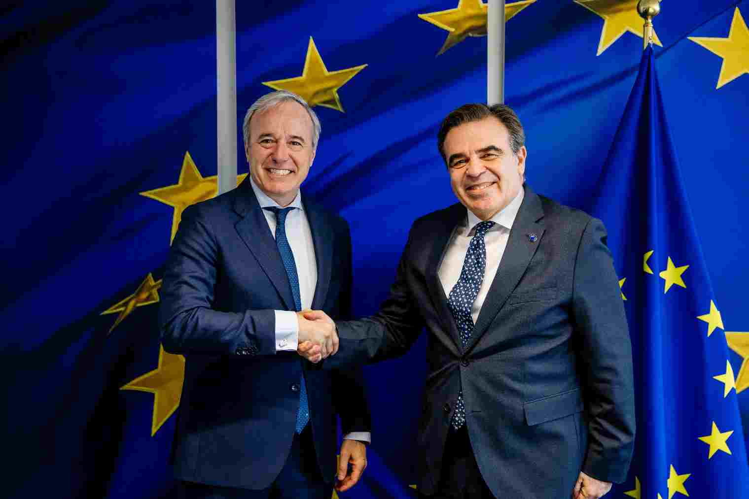 Jorge Azcón con el vicepresidente de la Comisión Europea Margaritis Shinas.