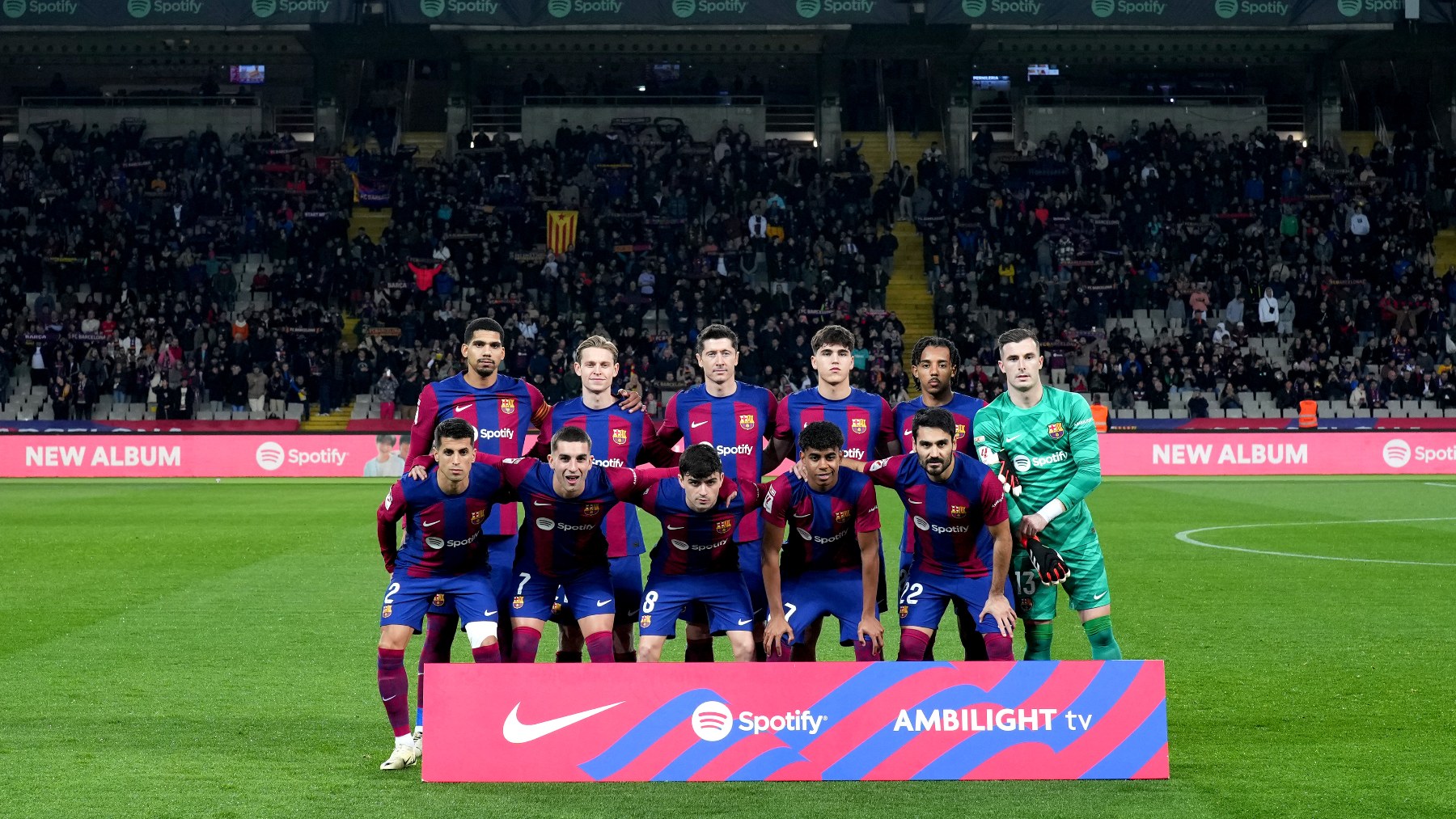 Los jugadores del Barça, posan en Montjuic ante Osasuna. (Getty)