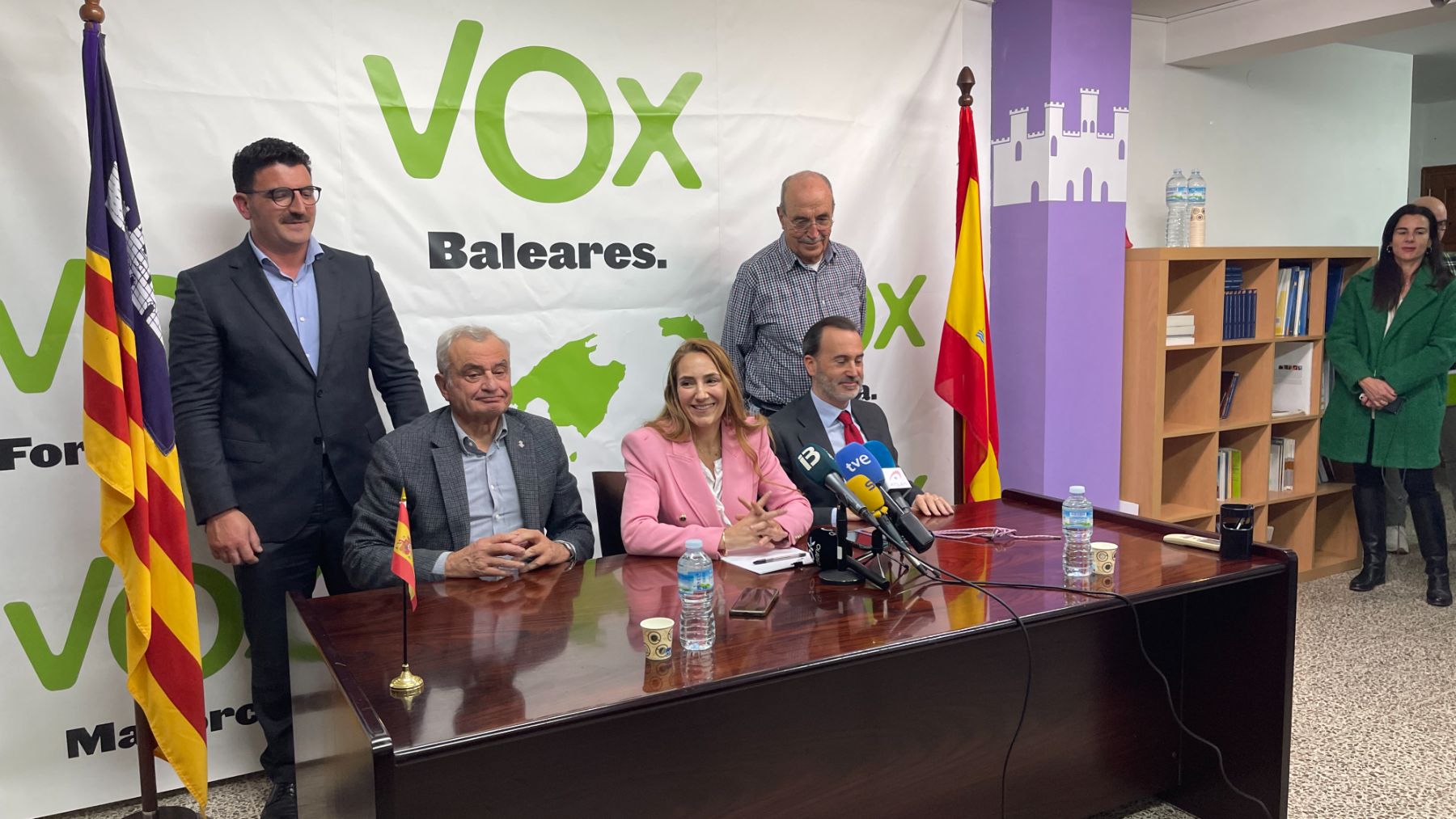 La dirección de Vox en Baleares con Patricia de las Heras en el centro.