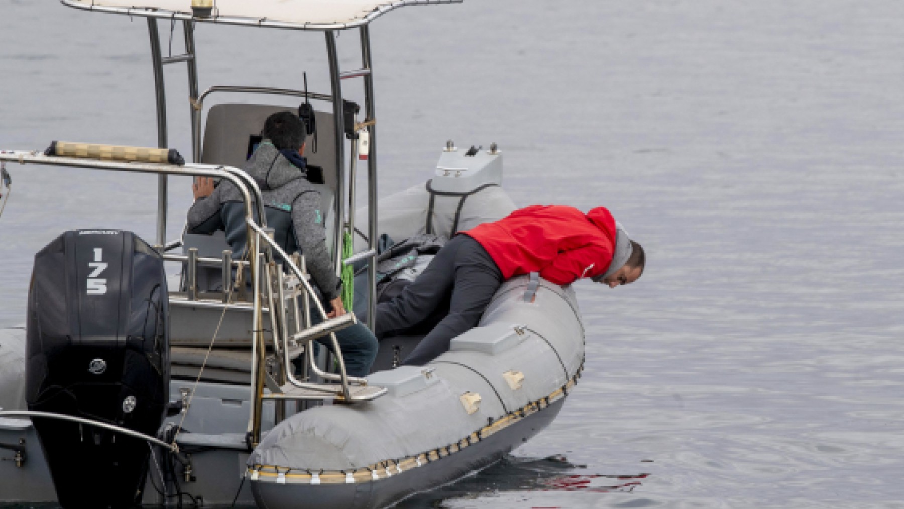 Voluntarios durante las tareas de búsqueda del cuerpo del joven Ivo en el Mar Menor (Murcia).