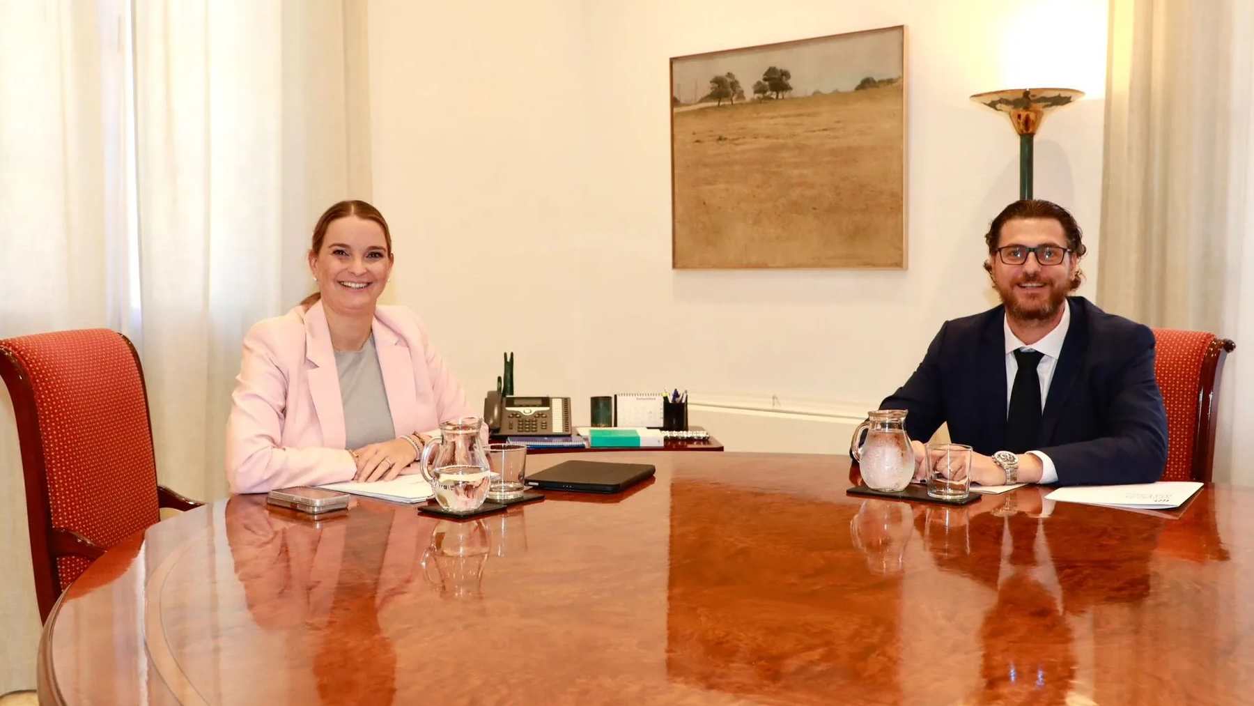 La presidenta del Govern, Marga Prohens, con el portavoz parlamentario del PP, Sebastià Sagreras.