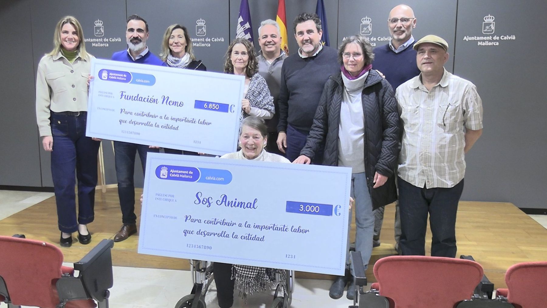 Entrega de los talones a SOS Animal y Fundación Nemo por parte del Ayuntamiento de Calvià.